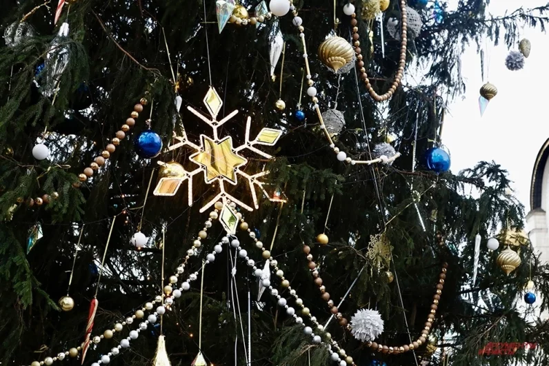 В декоре использовали перламутровые кристаллы, крупные снежинки размером от 80 до 115 сантиметров, а также золотые, белые и синие шары