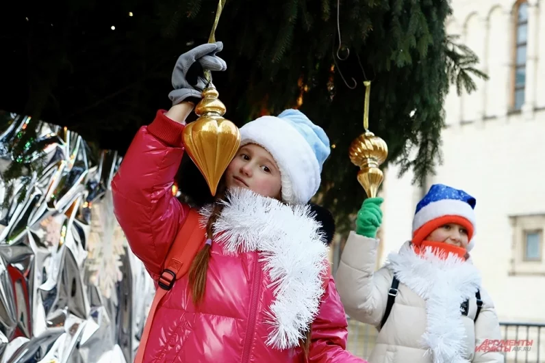 Подмосковную ель, выросшую в лесхозе в Рузском округе Подмосковья, доставили 10 декабря в Кремль для установки на Соборной площади.