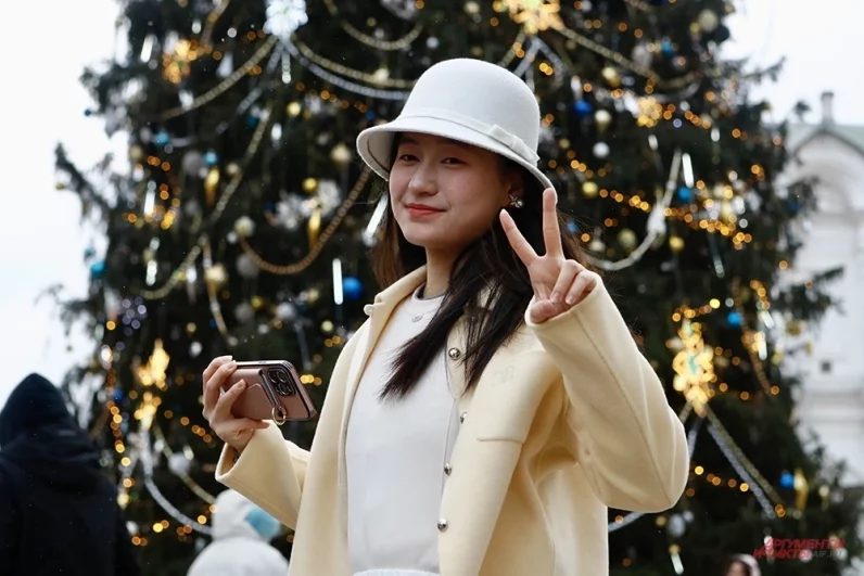 После новогодних праздников ель отправят на переработку. Ежегодно из сданных в специальные пункты елок и сосен изготавливают кормушки для птиц, скворечники, рамки и сувениры, а семена из шишек главной елки высаживают в питомниках по всей стране. 