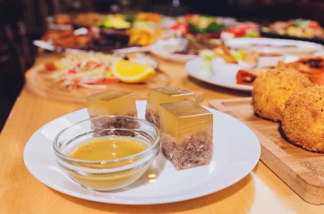 Бульон, длительно вываренный на костях, — источник коллагена и разных аминокислот, а это здоровье суставов, сосудов и кожи.