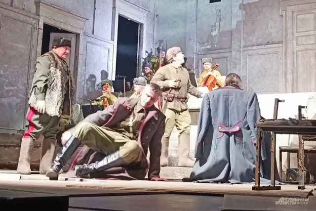 Музыкально-драматический спектакль «Живые и мертвые. Солдатами не рождаются» по роману Константина Симонова.