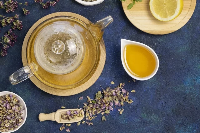 Травяные чаи отвары на основе мяты, мелиссы, пассифлоры, липы, чабреца обладают небольшим успокаивающим эффектом. Но не у всех. 