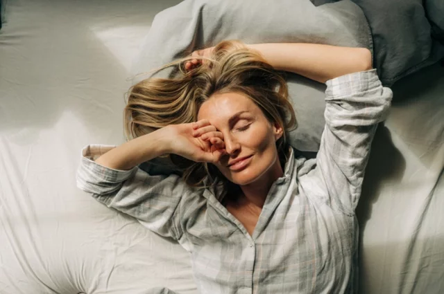 Недостаток сна может приводить к повышению давления, появлению лишнего веса, снижению иммунитета и головным болям.