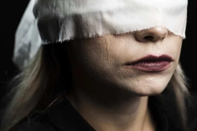 Трагедия произошла на глазах их трёхлетнего сына, который также получил тяжёлые травмы. 