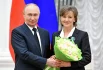 Президент РФ Владимир Путин в Кремле на церемонии вручения государственных наград. Справа: генеральный директор Российского экспортного центра Вероника Никишина, получившая Орден Дружбы.