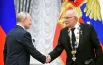 Президент РФ Владимир Путин в Кремле на церемонии вручения государственных наград. Справа: Кинорежиссёр, председатель Общероссийской общественной организации «Союз кинематографистов РФ» Никита Михалков, получивший орден Святого апостола Андрея Первозванного.