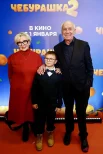 Актер Сергей Гармаш (справа) с супругой Инной и внуком Павлом на премьере фильма «Чебурашка 2» в кинотеатре «КАРО 11 Октябрь» в Москве.