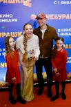 Актер Юрий Борисов с супругой, актрисой Анной Шевчук и дочерьми Марфой и Акулиной на премьере фильма «Чебурашка 2».