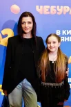 Актриса Анастасия Сиваева и Татьяна Бойко (справа) на премьере фильма «Чебурашка 2».