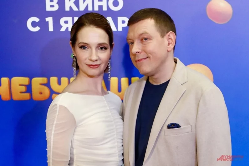 Актеры Мария Луговая и Сергей Лавыгин на премьере фильма «Чебурашка 2».