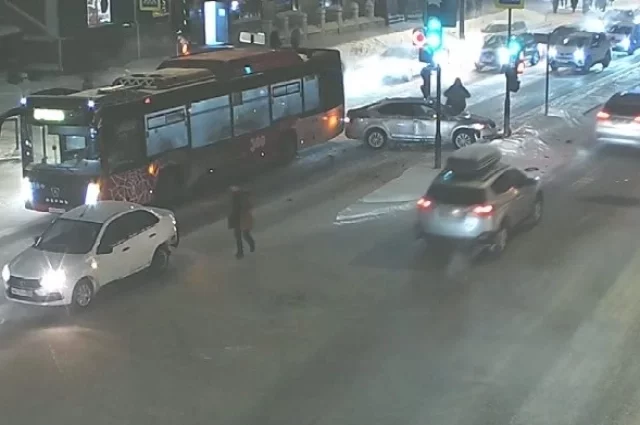 Автомобиль встал поперёк дороги.