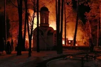 Появились эпичные фотографии крупного пожара в Красноярском районе.