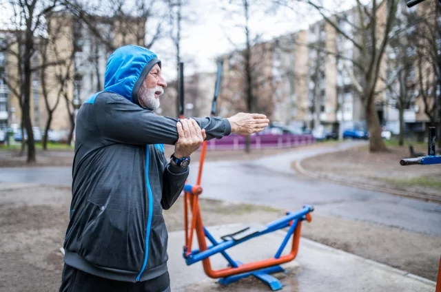 Моложавые, бодрые и подтянутые — так выглядят люди, дружащие если не со спортом, то с физкультурой вне зависимости от своего возраста. 