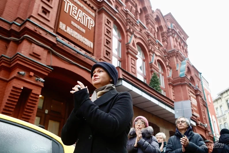 Люди провожают катафалк с телом народного артиста РФ Анатолия Лобоцкого после церемонии прощания у Театра имени Маяковского.