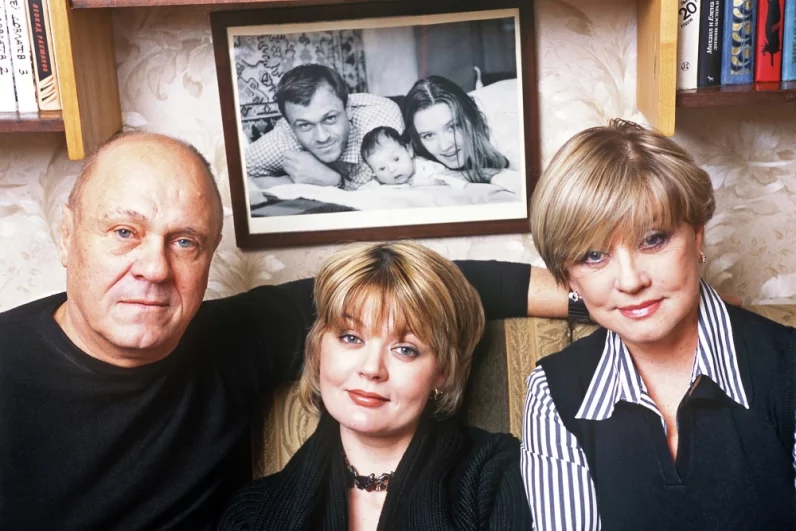 Кинорежиссер Владимир Меньшов с женой, актрисой театра и кино Верой Алентовой (справа) и дочерью, телеведущей, актрисой театра и кино Юлией Меньшовой.