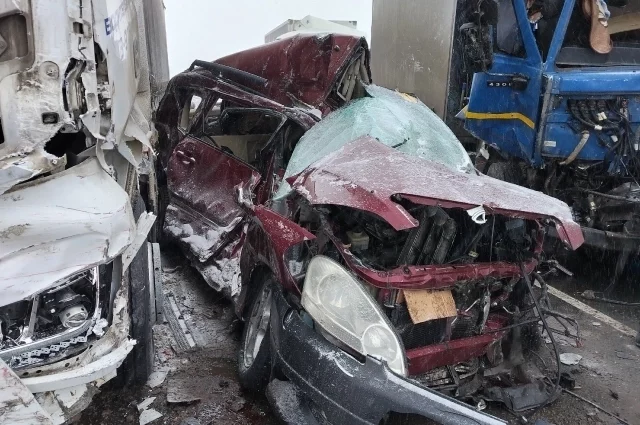 Авария случилась 20 декабря на трассе Омск — Тюмень: фура Volvo, пытаясь обогнать чистящий дорогу трактор, врезалась в пассажирский автобус ПАЗ, а после в них въёхали ещё несколько авто