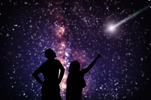 12 августа — дата, которую стоит обвести в календаре красным цветом. Этот день подарит три астрономических события одно за другим: парад планет, солнечное затмение и звездопад.