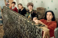 В двух цехах волонтеры «Волжского зова» изготавливают маскировочные сети для техники и блиндажей.