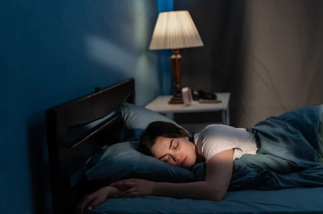 Избыточная освещенность в ночное время в спальне играет негативную роль.