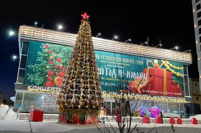 В центре предприниматели охотно откликнулись на призыв мэрии Новосибирска украсить свои организации в новогодние и рождественские дни.