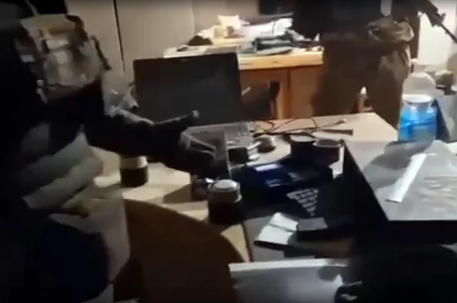 На кадрах, снятых нашими парнями, видно, что кабинет комбата уцелел. В нем на своем рабочем месте остались и ноутбук, и телефоны, и радиостанции с рабочими картами.