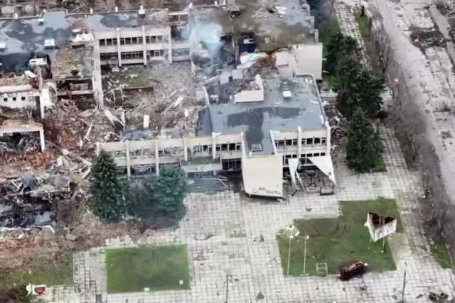 Российский военнослужащий — штурмовик 57-й бригады 5-й армии повязывает знамя бригады вместо украинского флага на памятнике в Гуляйполе Запорожской области (стоп-кадр видео). Под полным контролем российской армии находится 95 % территории города.