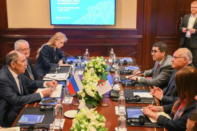 Министр иностранных дел РФ Сергей Лавров (слева) и министр иностранных дел Алжира Ахмед Аттаф (второй справа) во время Второй министерской конференции форума партнерства Россия — Африка