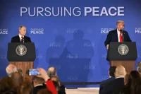 Президент РФ Владимир Путин и президент США Дональд Трамп во время пресс-конференции по итогам переговоров на Аляске.