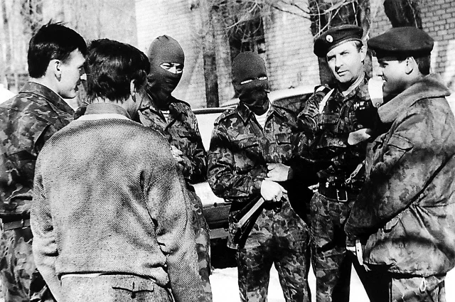 Первые бойцы самарского СОБРа (Владимир Самохвалов – второй справа)
