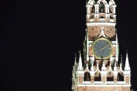 Россияне стараются проговорить все свои желания, пока бьют куранты.