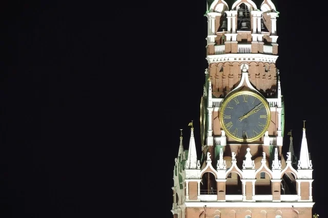 Россияне стараются проговорить все свои желания, пока бьют куранты.