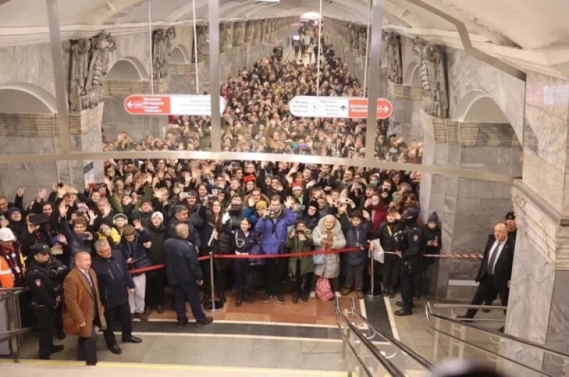 НВ ожидании открытия перехода на новую ветку со станции «Кировский завод».