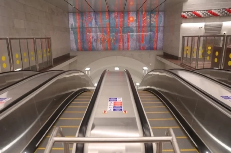 Над наклонным ходом «Юго-Западной» размещено стеклянное панно площадью более 45 квадратных метров, вдохновлённое мотивами северной природы окрестностей Петербурга.