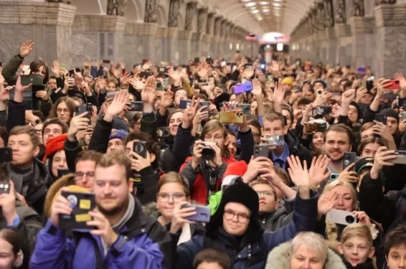 На открытие станций пришли сотни людей...