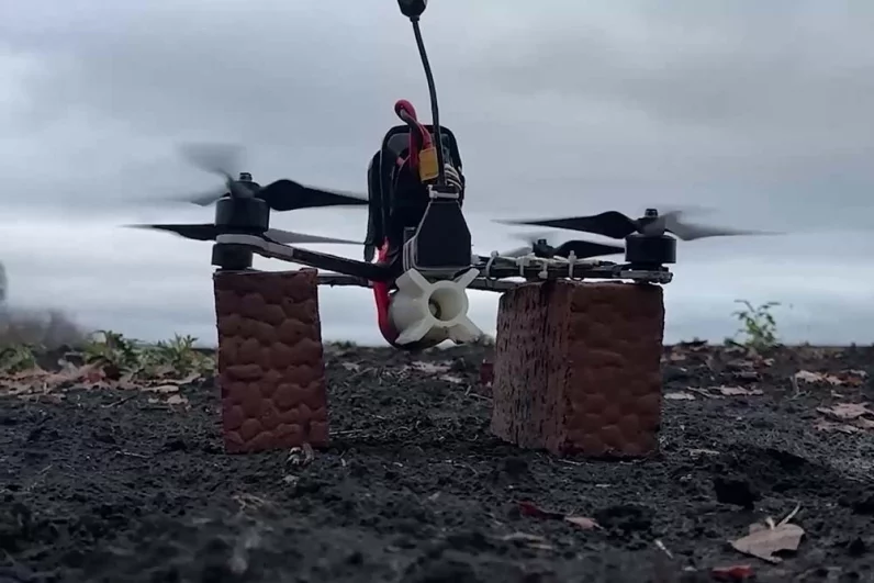 Для полного уничтожения САУ противника были применены несколько FPV-дронов с зажигательной и кумулятивной боевой частью.