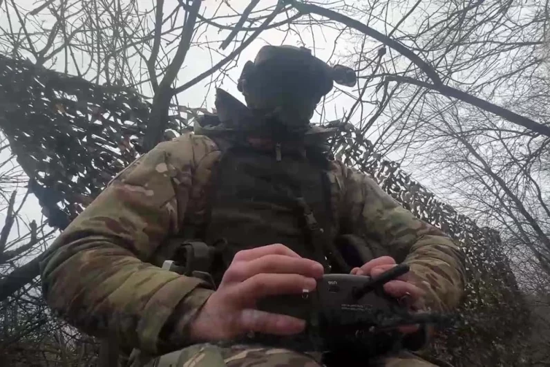 Пилоты FPV-дронов активно поддерживают с воздуха штурмовые подразделения, которые продвигаются вглубь обороны противника. 
