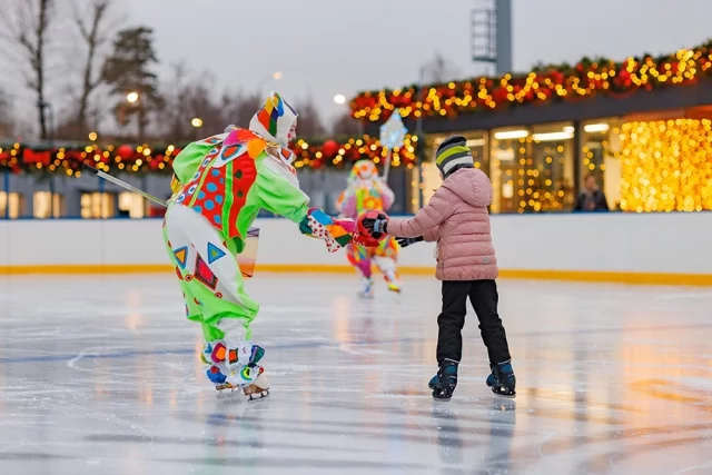 Занятия бесплатные. В некоторых парках требуется оплатить вход на каток.