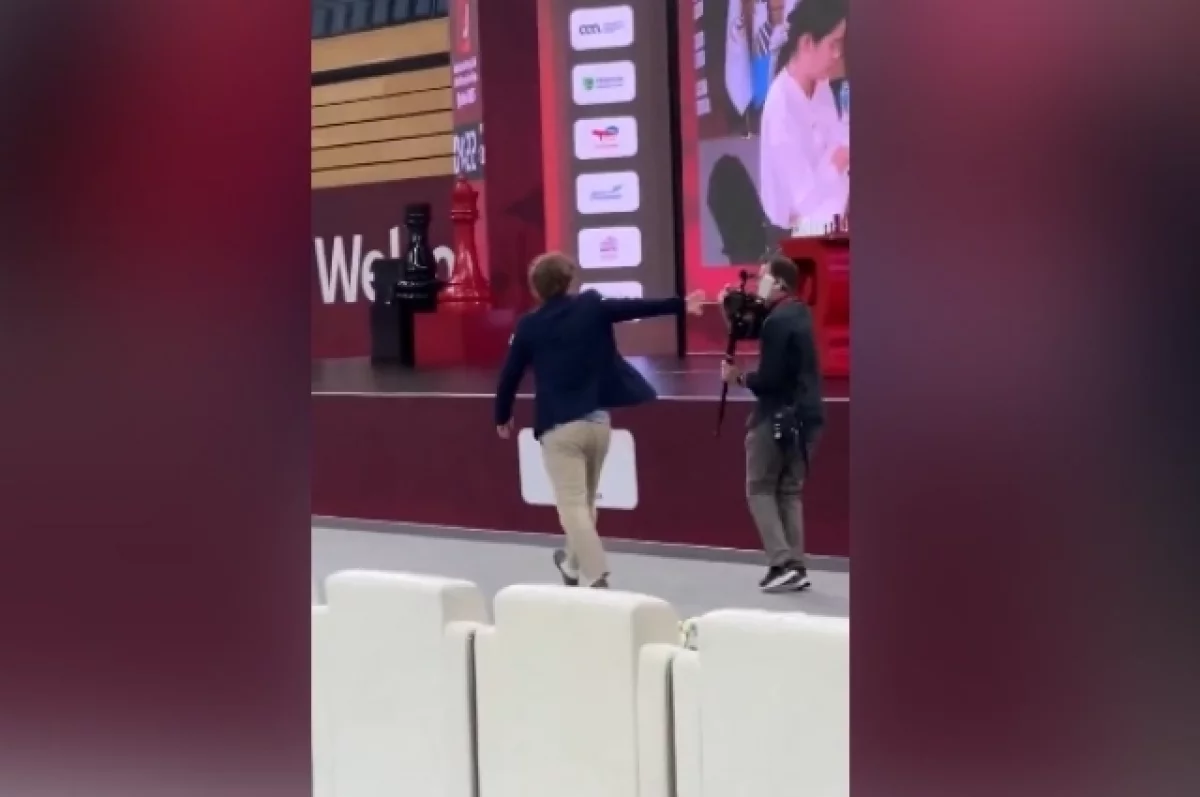 Шахматист Карлсен оттолкнул камеру оператора после поражения от Артемьева