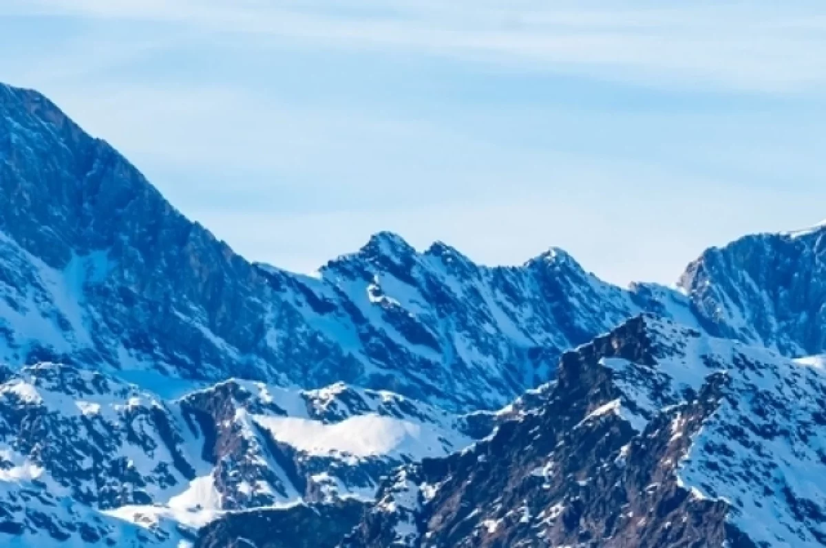 Число погибших после схода лавины в горах Казахстана возросло до трех