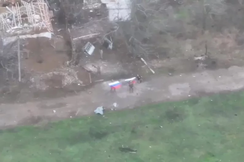 В различных частях населённого пункта штурмовыми подразделениями установлены российские флаги.