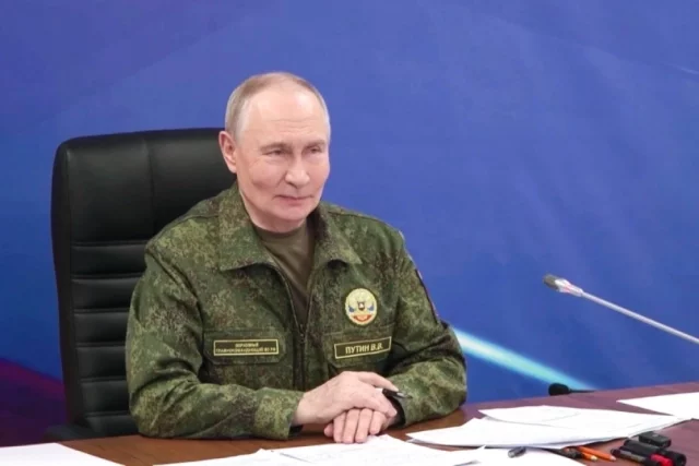 Президент РФ Владимир Путин во вспомогательном пункте управления Объединенной группировки войск проводит совещание по обстановке в зоне СВО. 