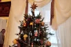 Ёлка в усадьбе украшена в традициях XIX века.