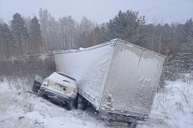 При столкновении с фурой погибли четыре человека