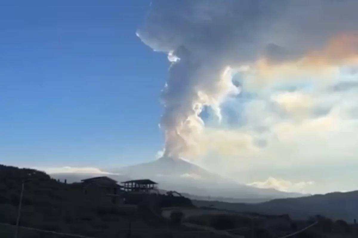 В Италии вулкан Этна выбросил лаву на высоту 400 метров