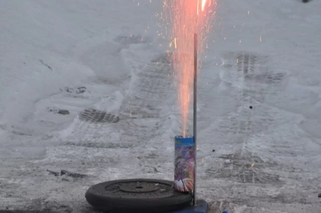 Неизвестные запустили пиротехнику из окна многоэтажки на Рижском проспекте