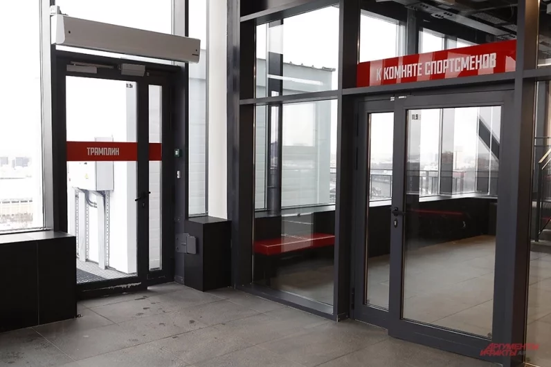 Строительство трамплина проходило в сложных условиях: рядом канатная дорога, нельзя было использовать «тяжелую» технику.