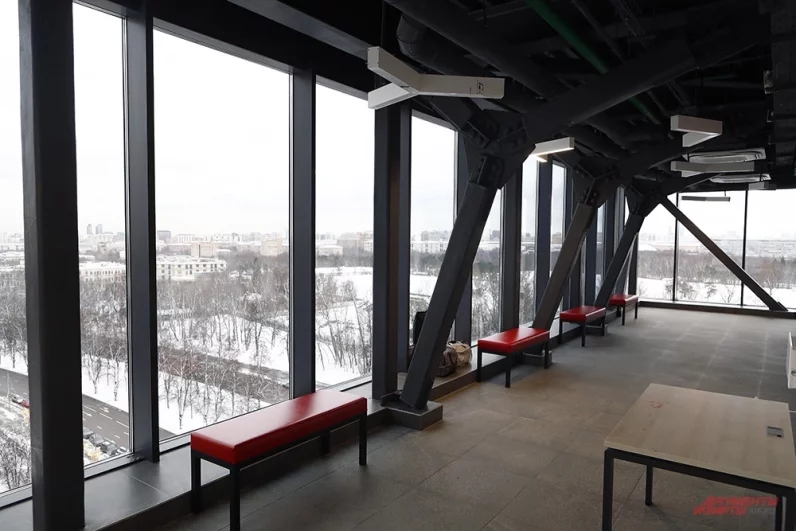 В составе спортивного объекта, помимо трамплина, есть комнаты отдыха, раздевалки, медицинский пункт и помещения для хранения инвентаря.