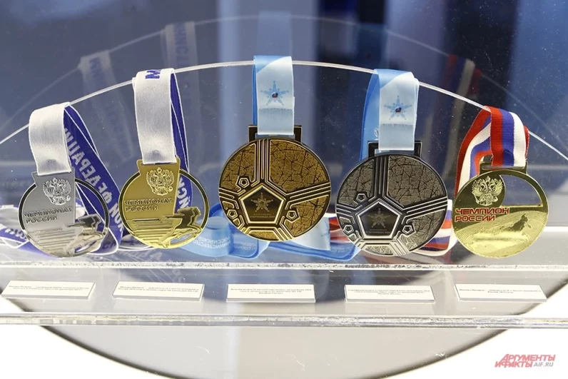 Медали со Спартакиады и Чемпионата России 2024 года - украшение фойе.