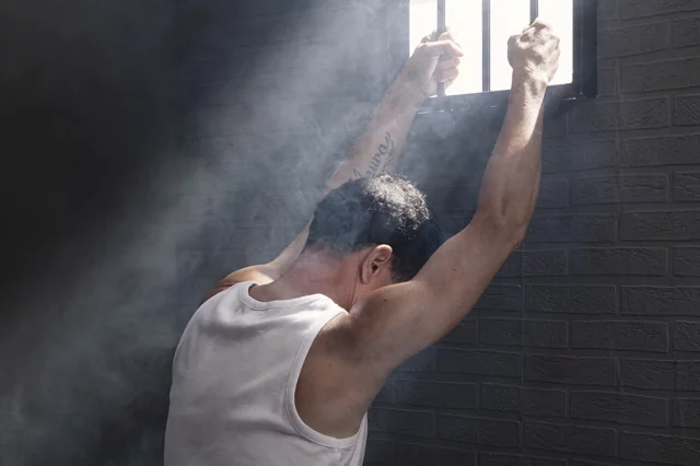 40-летний Сергей Литвиненко попал в тюрьму в Таиланде после двух опозданий на работу.