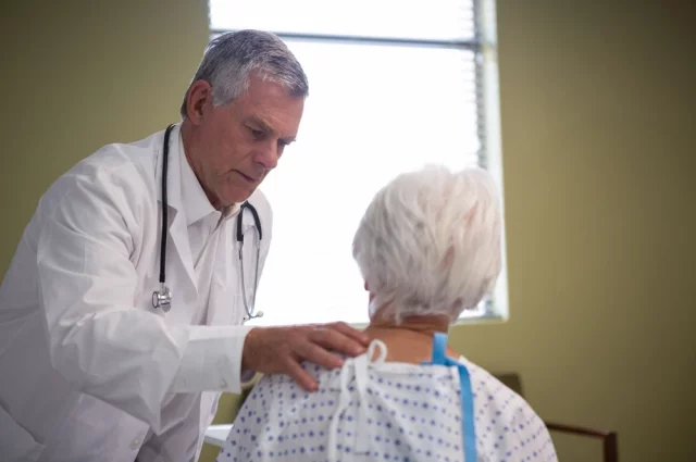 Бывает, что огорошенный диагнозом рака человек ещё более огорошивается врачом, заявляющим ему, что его заболевание не надо лечить, а достаточно просто наблюдать.